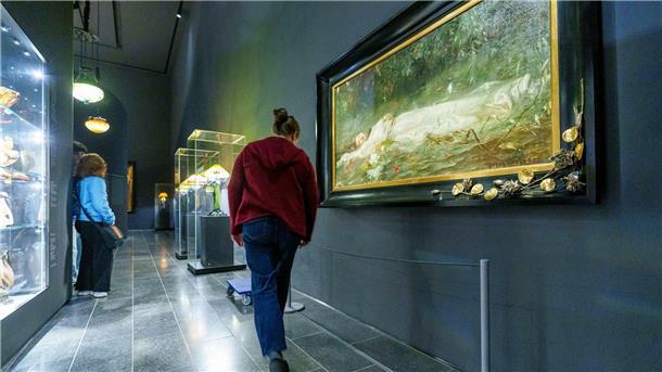Ophelia-Gemälde in Wiesbaden begeistert Swifties Superstar Taylor Swift beschert einem Gemälde viel Aufmerksamkeit.
