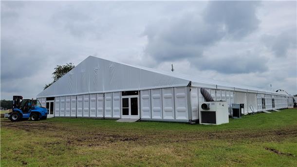 Deichbrand: So sieht der neue Festival-Supermarkt aus SuperStore: Nur die Aufschriften fehlen noch auf dem neuen, 1600 Quadratmeter großen Festivalsupermarkt.