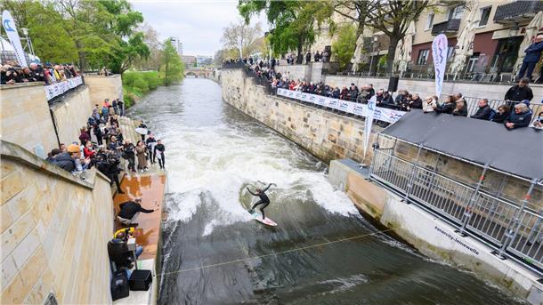 Surfen in Hannover: Eröffnungswochenende der Leinewelle Surfer testen die Leinewelle auf dem Fluss Leine in der Altstadt.
