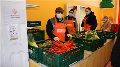 Surkabi Mohammad Zahr, Abdullah Othmann und Johanna Brößling (von links) helfen, die Kunden der Tafel mit Obst und Gemüse zu versorgen.