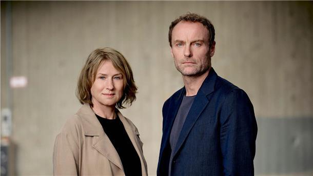 Corinna Harfouch ermittelt im „Tatort“ aus Berlin Susanne Bonard (Corinna Harfouch) und Karow (Mark Waschke) als Ermittler in dem „Tatort: Nichts als die Wahrheit“.