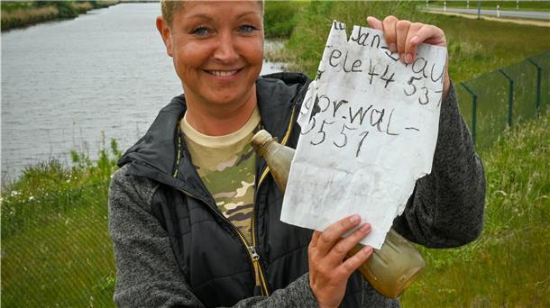 Absender gesucht: Wer ist Jan Braun? Susanne Gennrich hat in der Lune eine Flaschenpost aus dem Jahr 2000 gefunden. Nun sucht sie den Absender, einen damals noch sehr jungen Jan Braun.
