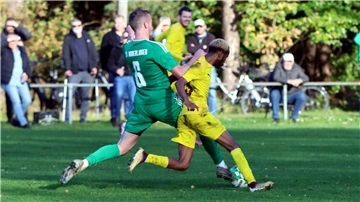SV-Spielmacher Phil Steffens (links) stand nach seiner Verletzung erstmals in der Startelf und konnte gerade in Hälfte eins Akzente setzen