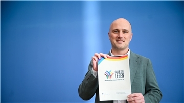Sven Lehmann (Bündnis 90/Die Grünen) stellt den Aktionsplan der Bundesregierung „Queer leben“ vor.