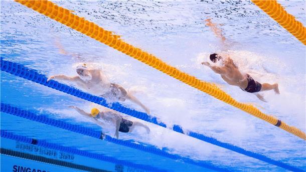 Schwarz glänzt mit Silber - Beste Schwimm-Bilanz seit 2009 Sven Schwarz (M) lag während des Rennens vorübergehend auch auf Platz 1.