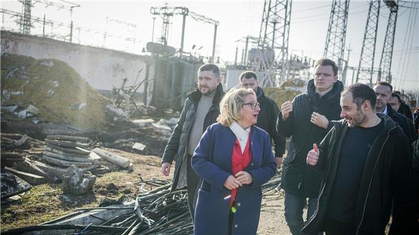 Schulze in Odessa: Wiederaufbau mitten im Krieg Svenja Schulze (m.) im Gerpräch mit Oleksandr Kubrakov (r.), Vize-Premierminister der Ukraine und Wiederaufbauminister.