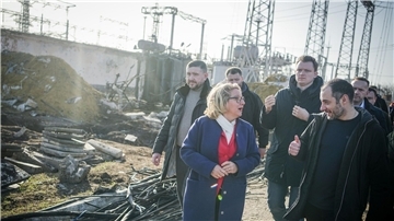 Svenja Schulze (m.) im Gerpräch mit Oleksandr Kubrakov (r.), Vize-Premierminister der Ukraine und Wiederaufbauminister.