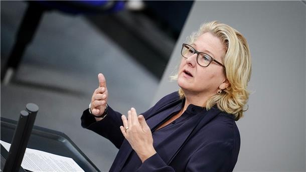 Schulze: „Wir brauchen eine globale Energiewende“ Svenja Schulze (SPD), Bundesministerin für wirtschaftliche Zusammenarbeit und Entwicklung, spricht im Bundestag zu den Abgeordneten.