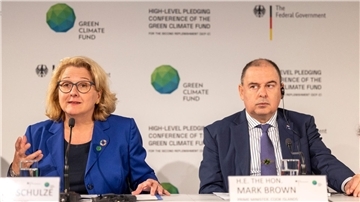 Svenja Schulze (SPD) Bundesministerin für wirtschaftliche Zusammenarbeit und Entwicklung, neben Mark Brown, Ministerpräsident der Cookinseln im Südpazifik.