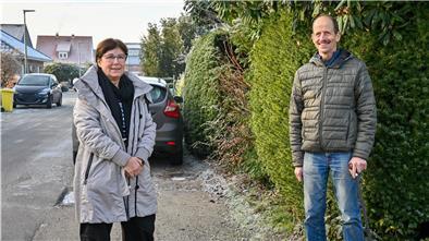 Sybille Böschen und Hubert Paetz vom Grünen Kreis stehe am Straßenrand.