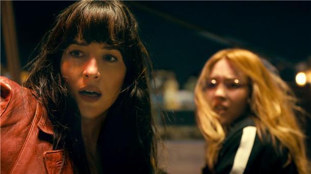 Sydney Sweeney (r) als Julia Cornwall und Dakota Johnson als Cassandra Webb in einer Szene des Films „Madame Web“.