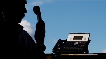 Symbolbild: Ein Mann posiert mit einem Telefon. Ein Tankstellenbesitzer im Landkreis Cuxhaven wurde Opfer einer Betrugsmasche - und hat inzwischen sein Geld zurück. Foto: Julian Stratenschulte/dpa
