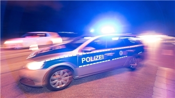 Symbolbild: Ein Polizeifahrzeug stehtwährend einer Verkehrskontrolle mit Blaulicht auf der Straße. Foto: Patrick Seeger/dpa