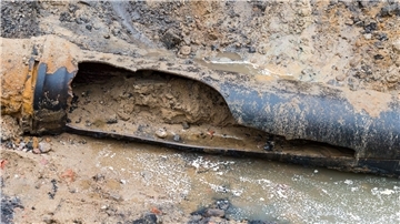 Symbolbild: Eine gebrochene Wasserleitung.