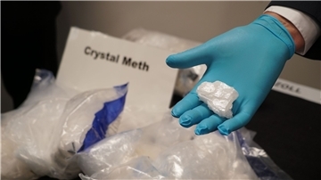 Symbolbild: In Beuteln und auf einer Hand ist Crystal Meth zu sehen.