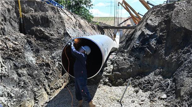 Dieses 100-Millionen-Euro-Projekt kann in der Wesermarsch jetzt umgesetzt werden Eine Pipeline wird verlegt. Im Vordergrund ist ein Arbeiter zu sehen.