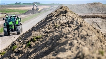 Küstenschutz in der Wesermarsch: Diese Maßnamen sind im Kreissüden geplant Auf dem Foto sind Deichbauarbeiten zu sehen.
