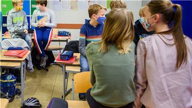 Symbolfoto: Die Schülerinnen und Schüler dürfen sich im Klassenraum derzeit so nahe kommen wie vor der Pandemie – die älteren müssen allerdings Mundschutz tragen. Ob das reicht, wird heiß diskutiert.