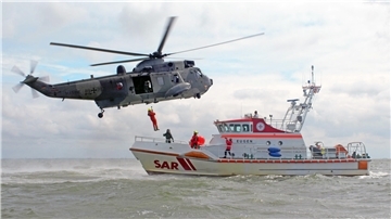 Rettungseinsatz mit Marine: Crewmitglied von Offshore-Schiff nach Nordholz geholt Symbolfoto: Ein SAR-Hubschrauber der Deutschen Marine im gemeinsamen Einsatz mit den Seenotrettern.