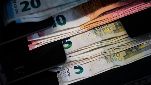 12,5 Millionen Euro für die Wesermarsch Symbolfoto: Geldscheine liegen in einer Kasse.