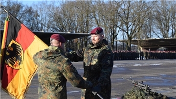 Symbolischer Moment: Brigadegeneral Andreas Steinhaus (links) übergibt die Truppenfahne, und damit das Kommando über das Fallschirmjägerregiment 31 in Seedorf, an Oberstleutnant Maik Münzner.
