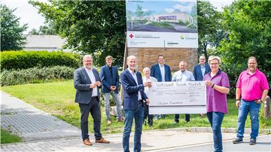 Symbolischer Scheck für das DRK-Hospiz Geestland auf dem Areal des Ameos-Klinikums in Debstedt. Im Bild (von links): Henning Dageförde, Jens Patermann, Rolf Sünderbruch, Ellen Frank, Claus Seebeck, Bernd Krüger, Thorsten Krüger sowie Nina und Michael Bru¨mmer.