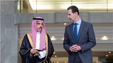 Syrien Machthaber Baschar al-Assad empfängt Faisal bin Farhan, Außenminister von Saudi-Arabien.