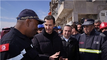 Syriens Präsident Baschar al-Assad beim Besuch von Vierteln in Aleppo, die von de Erdbeben betroffen sind.