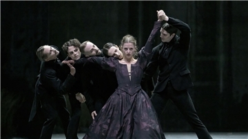 Szeen aus dem Tanzstück „Bovary“ nach dem Roman von Gustave Flaubert an der Deutschen Oper Berlin.