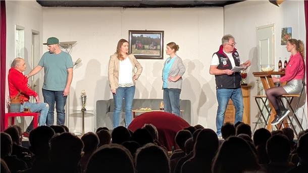 Szene aus „De Hochtietsdag“ mit Jürgen Meyer, Eike Gerken, Maike Reith, Sandra Brinkmann, Herbert Fitschen und Fanziska Meyer.