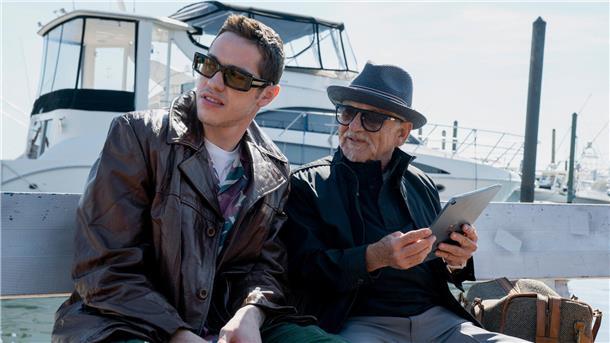 Was läuft, Juli?: Serien, Filme, Streaming-Highlights Szene aus der Serie "Bupkis": Pete (Pete Davidson, l.) und sein Großvater Joe (Joe Pesci, r.) sitzen am Hafen und sinnieren über ihr Leben.