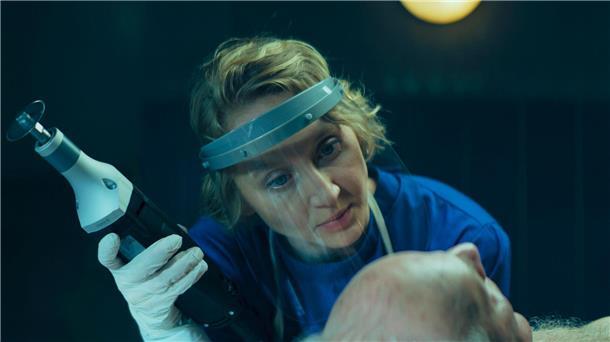 Szene der Miniserie „Die Totenfrau“: Für die Bestatterin Brunhilde Blum (Anna Maria Mühe) ist der Tod etwas Alltägliches.