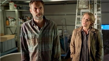 „Marie Brand“ greift Thema Organspende auf Szene des Krimis „Marie Brand und der überwundene Tod“ mit Schauspieler Martin Skoda als Malermeister Stefan Fassbender und Mariele Millowitsch als Marie Brand.