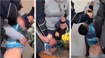Szenen der umstrittenen Inobhutnahme in Bremerhaven: Eine Beamtin der Polizei und eine Mitarbeiterin des Jugendamtes schaffen einen sechsjährigen Jungen mit Gewalt aus der Wohnung seiner Familie. Für den Anwalt der Syrer war das "menschenunwürdig". Die Polizei hingegen findet: "Der Einsatz konnte aus taktischer Sicht positiv abgearbeitet werden."