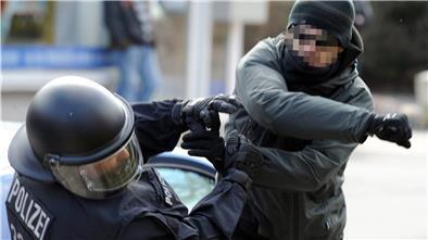 Szenen wie diese spielen sich in Zeven eher nicht ab, dennoch ist Gewalt gegen Einsatzkräfte auch auf dem Land keine Seltenheit.