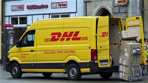 Täglich im Stadtbild zu finden: Zustellfahrzeuge von Paketlieferdiensten.