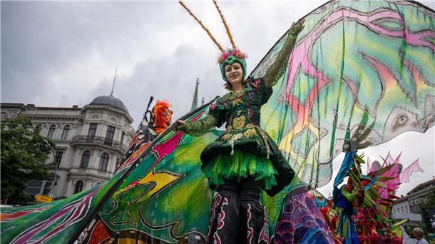 Tänzerinnen der Gruppe „Sapucaiu No Samba“ bei der Parade zum 26. Karneval der Kulturen.
