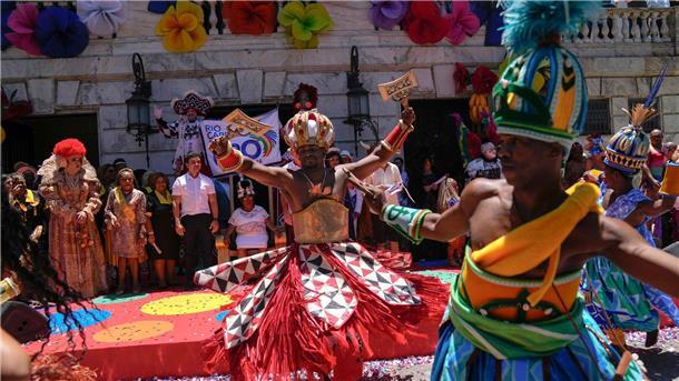Karnevalsauftakt in Rio: Umzüge im Sambodrom starten Tänzerinnen und Tänzer tanzen vor einer Zeremonie, die den offiziellen Beginn des Karnevals in Rio de Janeiro markiert.