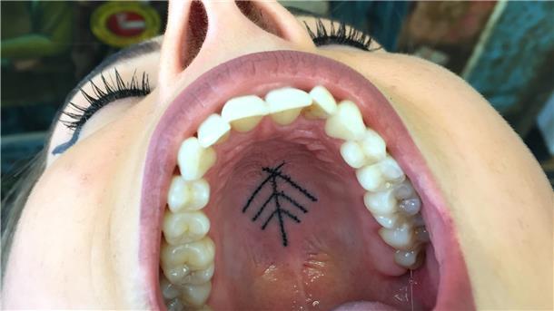 Tätowierer Indy Voet ist bekannt dafür, dass er seine Tattoos an ungewühnlichen Stellen hinterlässt. 