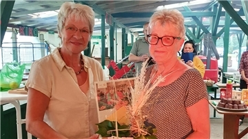 Tafelleiterin Karin Brünjes (links) ehrte unter anderem Waltraud van Rahden für zehnjährige Mitarbeit bei der Bremervörder Tafel.