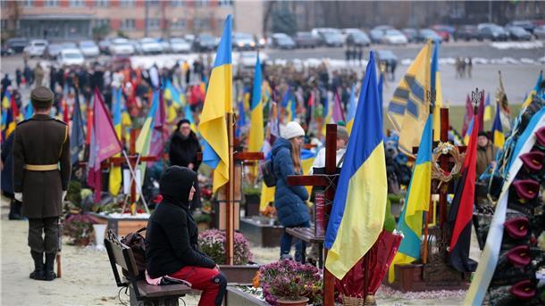 Krieg gegen die Ukraine: So ist die Lage Tag der ukrainischen Streitkräfte: Eine Frau sitzt auf dem Lytschakiw-Friedhof in Lwiw am Grab eines gefallenen ukrainischen Verteidigers.