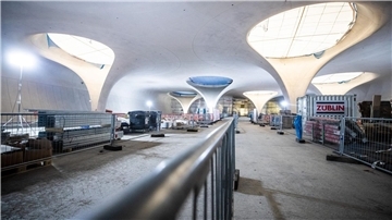 Tageslicht fällt durch die Lichtaugen des neuen Stuttgarter Hauptbahnhofs - Passagiere müssen auf diesen Anblick jedoch länger warten als gedacht.