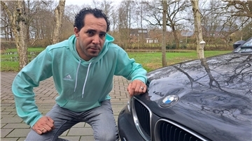 Taib Borowsky aus Heise mit seinem beschädigten BMW Baujahr 2006.