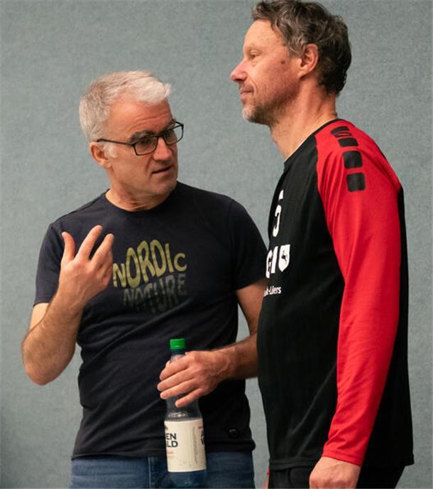 Marathon-Tag für Wilstedt: Ein Sieg, eine Niederlage, viel Kampf Taktische Anweisungen vom Wilstedter Trainer Markus Maiwald (links) für Libero Heiko Wulff.