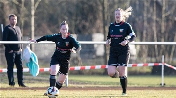 Tamara Gerke (links) mit ihren zwei Treffern und Anne Glinsmann sorgten für den  FC Ostereistedt/Rhade für die drei Tore gegen Stade.