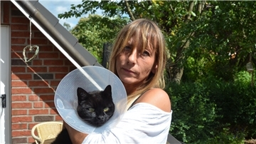 Tanja Andernacht mit ihrem verletzten Kater. Das Tier bekommt nach wie vor Schmerzmittel und ein Antibiotikum.