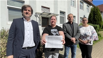 Vier Leute vor einem Haus in Einswarden