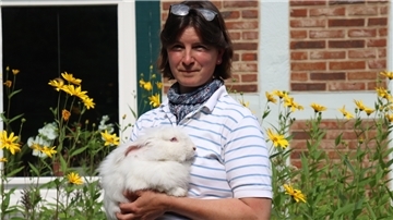 Tanja Bladauski ist fasziniert von der Idee, wieder zurück zu Naturfasern zu gehen. Angora-Kaninchen Hera bekommt daher regelmäßig eine ganz besondere Fellpflege.