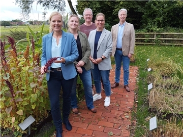 Tanja Daugill (von links), Gesche Neumann, Hilko Schütte, Meike Timmermann und Alexander Schuhr haben sich die neuen Schaubeete bei der Moorseer Mühle angesehen.