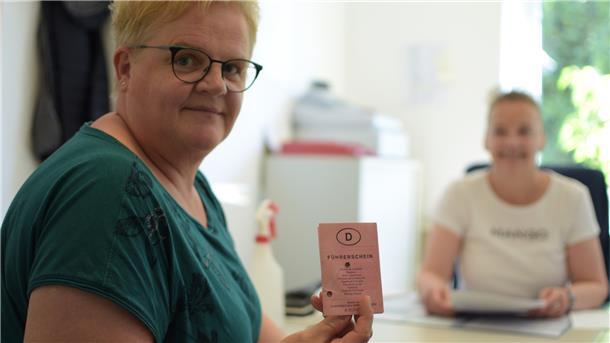 Tanja Prigge (links) aus Stubben ist zum Umtausch ihres alten Führerscheins zu Sachbearbeiterin Heike Heins ins Beverstedter Rathaus gekommen.